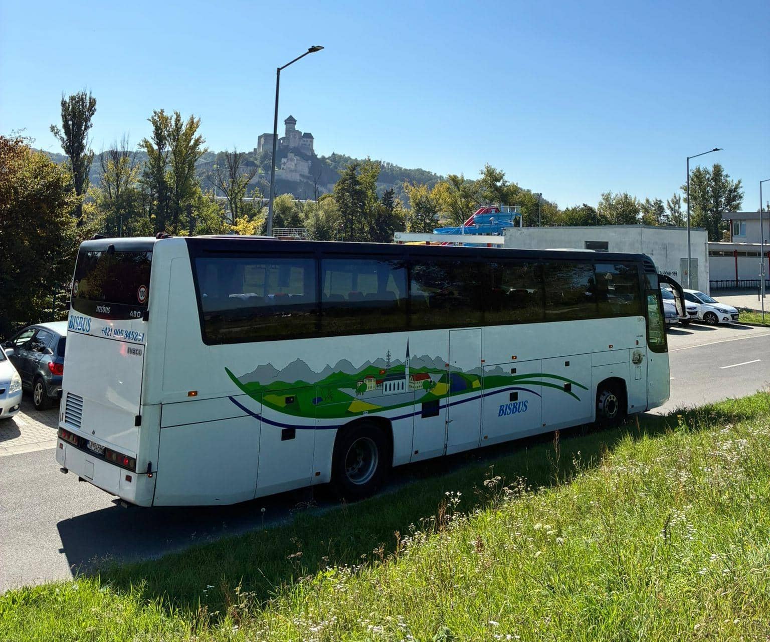 Autobus BISBUS na ceste pod Trenčianskym hradom — preprava zamestnancov a firemná doprava